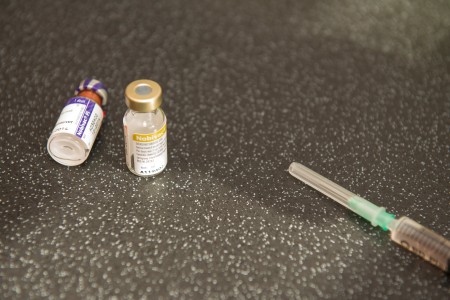 Een fles vaccin en een injectiespuit